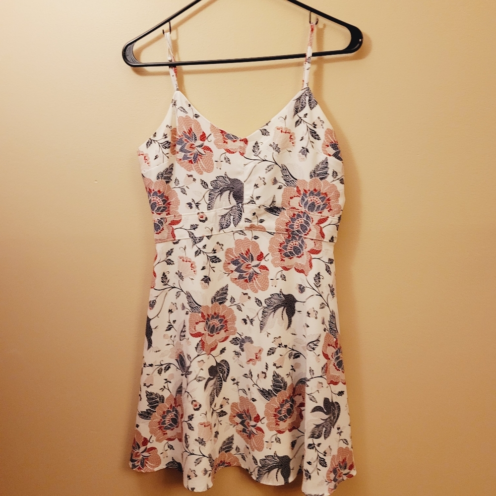 🛍(3 for $20) Anne Taylor Loft Brand sleeveles dress Size 2P white with floral